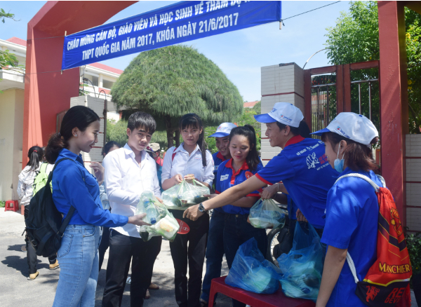 Đội hình tình nguyện viên tham gia tư vấn và hỗ trợ thí sinh phần cơm miễn phí.