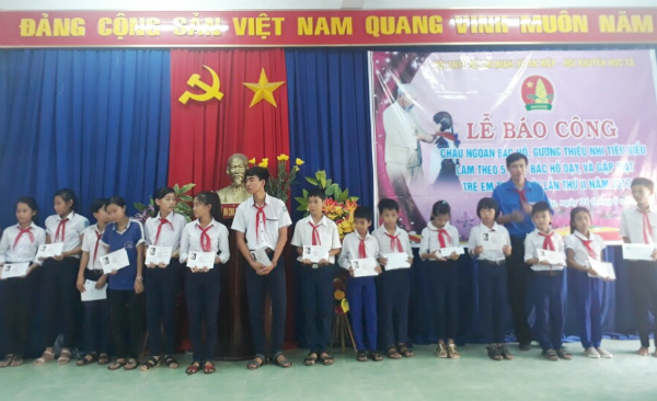 Tuyên dương và trao quà cho các em đạt danh hiệu Cháu ngoan Bác Hồ.