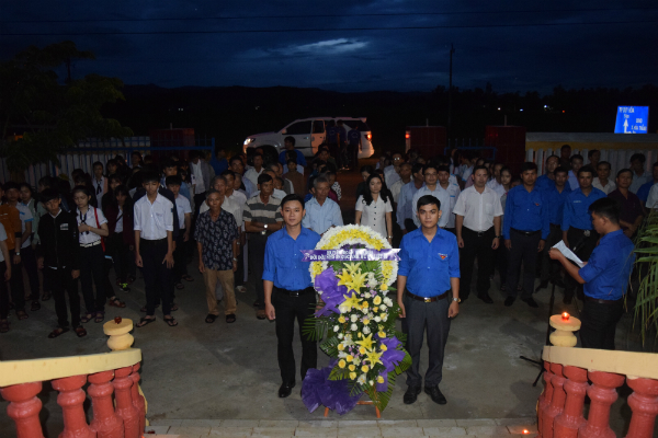 Các đại biểu và hội viên, đoàn viên, thanh niên, học sinh, sinh viên và bà con nhân dân đặt vòng hoa và dâng hương tại Nhà tưởng niệm liệt sĩ xã Hòa Trị.