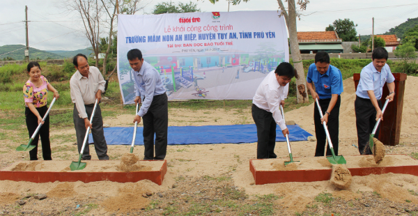 Lãnh đạo Báo Tuổi Trẻ, Tỉnh Đoàn và lãnh đạo địa phương thực hiện nghi thức động thổ Trường Mầm non An Hiệp.