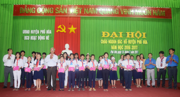 Ban Tổ chức tuyên dương, khen thưởng các đội viên, thiếu nhi đạt danh hiệu “Cháu ngoan Bác Hồ”.