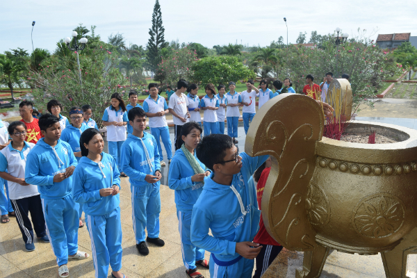 Đoàn dâng hương tại Tượng đài Nghĩa trang liệt sĩ tỉnh.