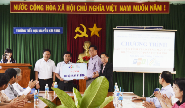 Đồng chí Huỳnh Tấn Việt - Ủy viên Trung ương Đảng, Bí thư Tỉnh ủy, Chủ tịch HĐND tỉnh Phú Yên cùng lãnh đạo Tỉnh Đoàn, Công ty cổ phần FPT trao máy vi tính cho Trường Tiểu học Nguyễn Kim Vang.