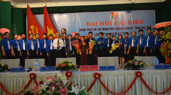 Lãnh đạo Đảng ủy Khối Doanh nghiệp tỉnh và Tỉnh Đoàn Phú Yên tặng hoa và chụp ảnh lưu niệm với các đồng chí trong Ban Chấp hành khóa mới.