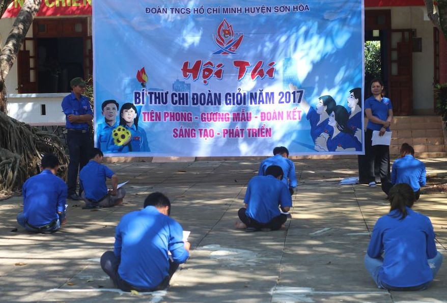 Các thí sinh tham gia phần thi kiến thức.