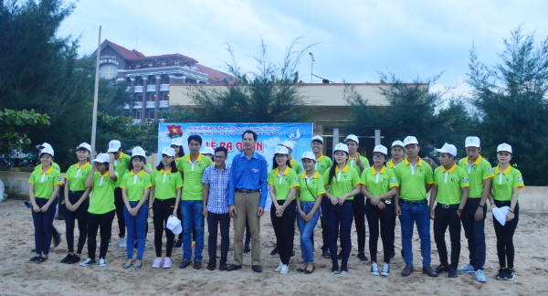 Ra mắt các thành viên trong Đội tình nguyện “Tuyên truyền giữ gìn vệ sinh bãi biển Tuy Hòa”.