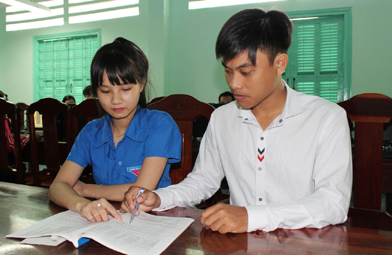 Nguyễn Hữu Nghĩa (phải) trao đổi ý tưởng làm dự án “Trồng vườn dược liệu” với một bạn sinh viên tại Thư viện Trường cao đẳng Y tế Phú Yên.