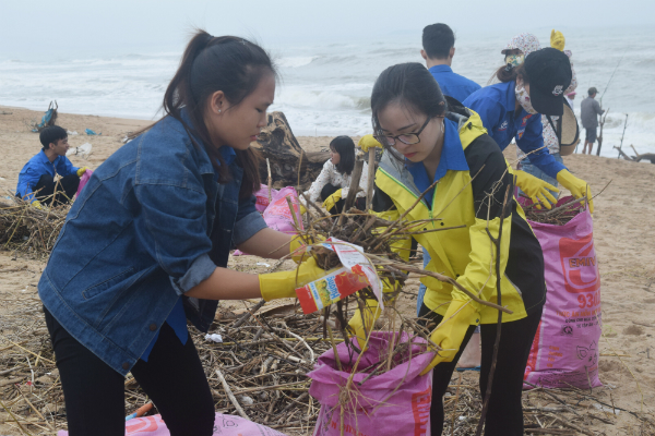 ĐVTN tham gia thu gom rác tại bãi biển thành phố Tuy Hòa.