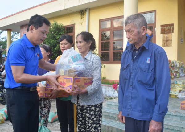 Bí thư Tỉnh Đoàn, Chủ tịch Hội LHTN tỉnh Phú Yên Phan Xuân Hạnh trao quà cho người dân xã Hòa Hiệp Nam (huyện Đông Hòa).
