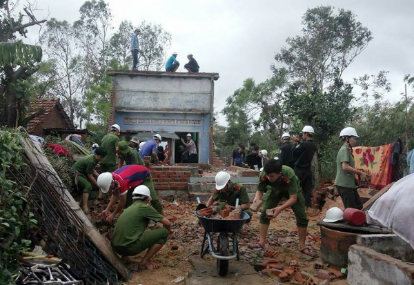 Huyện Đoàn Đông Hòa và Đoàn Thanh niên Công An tỉnh giúp dân dọn dẹp lại nhà bị sụp đổ.