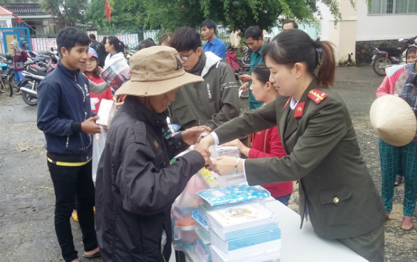 Gian hàng nhu yếu phẩm tặng cho người dân có hoàn cảnh khó khăn ở xã Ea Trol.