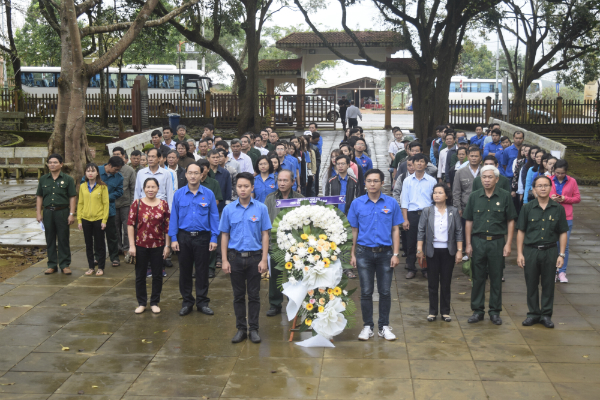 Các hội viên, đoàn viên, thanh niêm tham gia dâng hoa báo công dâng bác tại Nhà thờ Bác Hồ.