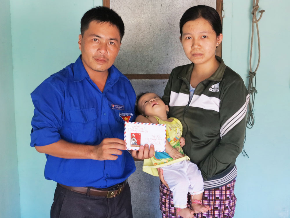 Nguyễn Hồng Kỳ tặng quà cho một gia đình khó khăn.