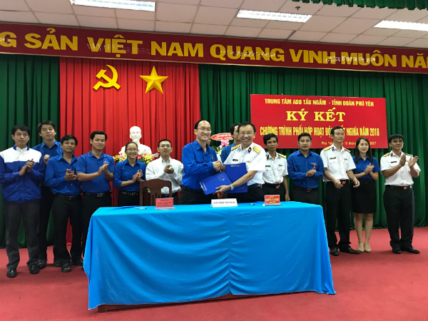 Lãnh đạo hai đơn vị kết nghĩa Tỉnh Đoàn Phú Yên và Trung tâm an điều dưỡng tàu ngầm ký kết chương trình hoạt động năm 2018.