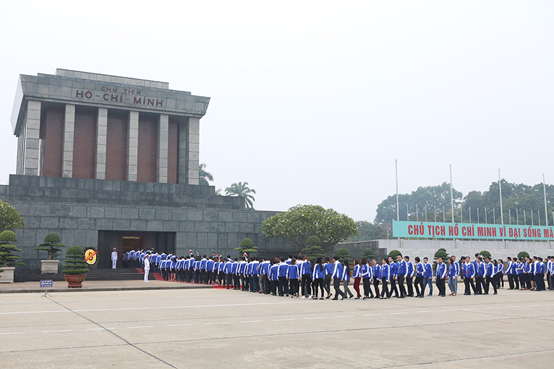 Tuổi trẻ Việt Nam nguyện tiếp bước các thế hệ cha anh, ra sức phấn đấu học tập, rèn luyện, tiên phong, bản lĩnh, đoàn kết, sáng tạo, góp phần xây dựng Tổ quốc Việt Nam ta ngày càng giàu mạnh.