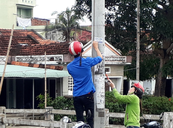 Đoàn viên, thanh niên tẩy xóa quảng cáo, rao vặt không đúng quy định trên Quốc lộ 25.