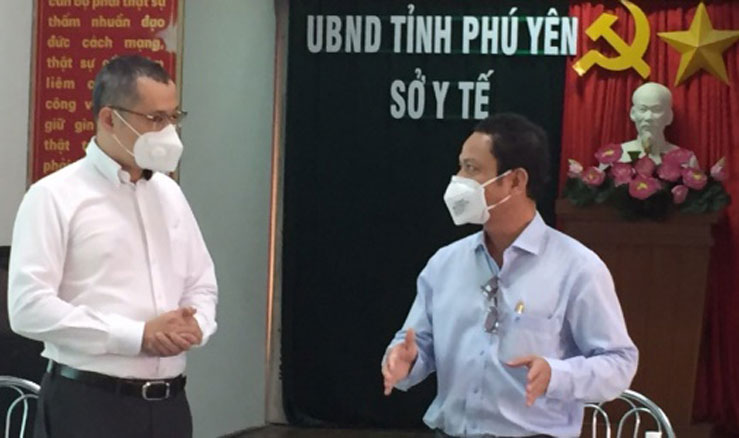 Viện trưởng Viện Pasteur Nha Trang Đỗ Thái Hùng trao đổi với Bí thư Tỉnh ủy Phú Yên Phạm Đại Dương.