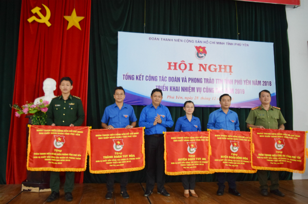 Đ/c Phan Xuân Hạnh - UVBCH Trung ương Đoàn, Bí thư Tỉnh Đoàn trao cờ thi đua cho các đơn vị có thành tích xuất sắc công tác Đoàn và phong trào thanh thiếu nhi năm 2018.