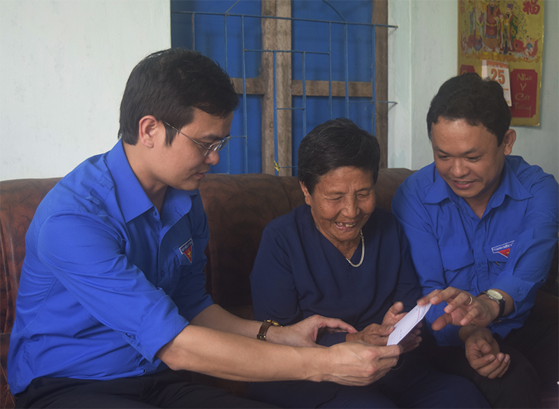 Bí thư Trung ương Đoàn Bùi Quang Huy và Bí thư Tỉnh Đoàn Phú Yên Phan Xuân Hạnh trao tặng quà cho cụ bà Nguyễn Thị Giàu (SN 1939) ở xã Xuân Thọ 2, TX. Sông Cầu.