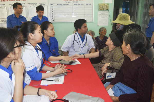 ĐVTN và đội ngũ y, bác sỹ trẻ tham gia khám, phát thuốc miễn phí cho người dân.