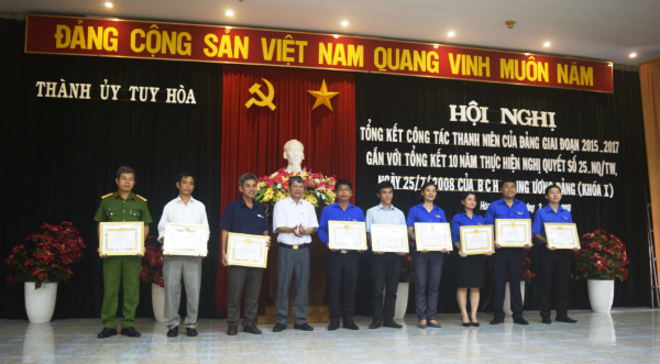Lãnh đạo Thành ủy Tuy Hòa trao giấy khen cho các tập thể xuất sắc.