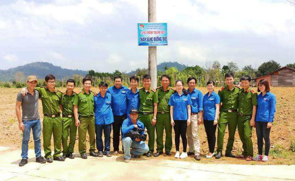 Bàn giao công trình “Thắp sáng đường quê” tại thôn Yên Sơn, xã Sông Hinh.