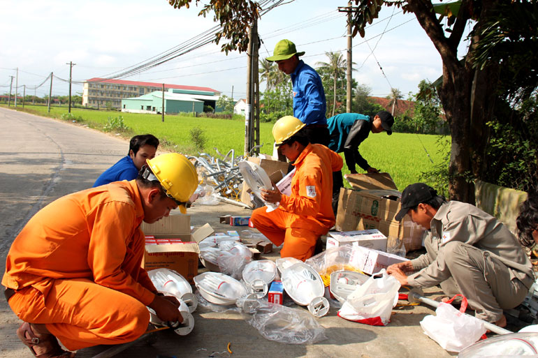 Đoàn viên, thanh niên lắp ráp cần, bóng điện để thực hiện công trình Thắp sáng đường quê tại xã Hòa Trị, huyện Phú Hòa.