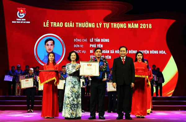 Bí thư Xã Đoàn Hòa Tân Đông Lê Tấn Dũng vinh dự được Trung ương Đoàn TNCS Hồ Chí Minh trao giải thưởng Lý Tự Trọng năm 2018.