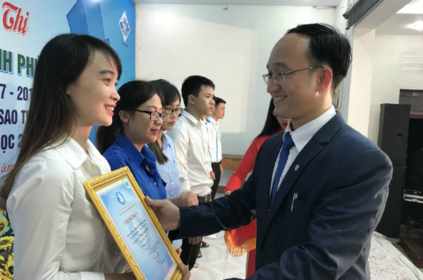 Phó Bí thư Tỉnh Đoàn, Phó Chủ tịch Hội Sinh viên tỉnh Trần Minh Trí trao giấy chứng nhận “Sinh viên 5 tốt” cấp tỉnh cho các sinh viên xuất sắc