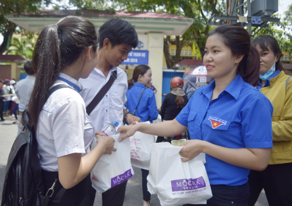 ĐVTN phát cơm cho thí sinh tại điểm thi trường THPT Nguyễn Huệ, TP. Tuy Hòa.