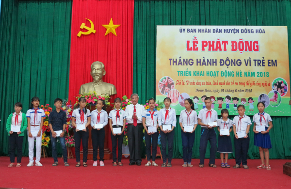 Lãnh đạo UBND huyện trao học bổng cho các em học sinh nghèo vượt khó học giỏi.