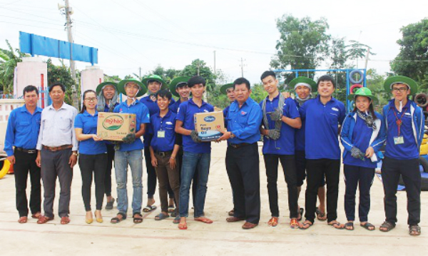 Lãnh đạo UBND huyện Tây Hòa tặng quà cho đội hình sinh viên tình nguyện “Mùa hè xanh” Trường Đại học Sư phạm kỹ thuật TP Hồ Chí Minh.