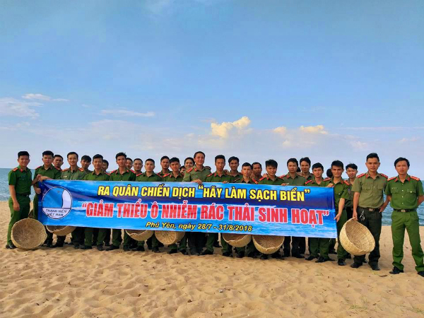 Đoàn viên, thanh niên tham gia hưởng ứng Chiến dịch “Hãy làm sạch biển” năm 2018.