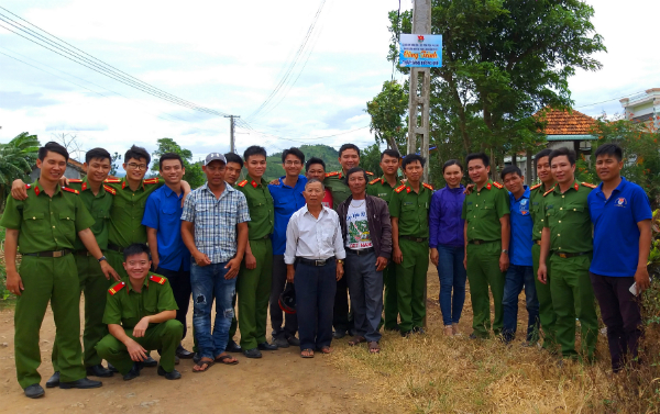 Bàn giao công trình “Thắp sáng đường quê” cho lãnh đạo địa phương.