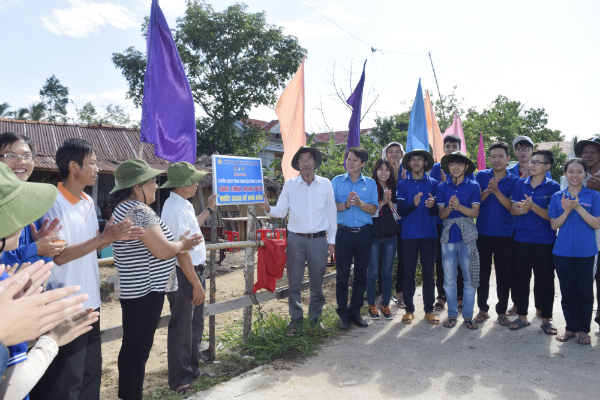 Các đại biểu khánh thành công trình thanh niên “Nước sạch về nhà dân” và bàn giao cho địa phương quản lý và sử dụng.