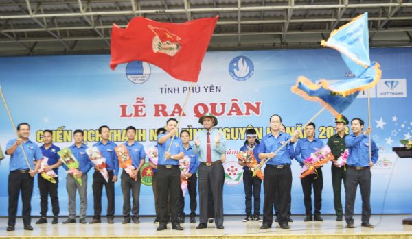 Đồng chí Lương Minh Sơn - Phó Bí thư Thường trực Tỉnh ủy trao cờ xuất quân cho Ban Tổ chức và các đơn vị.