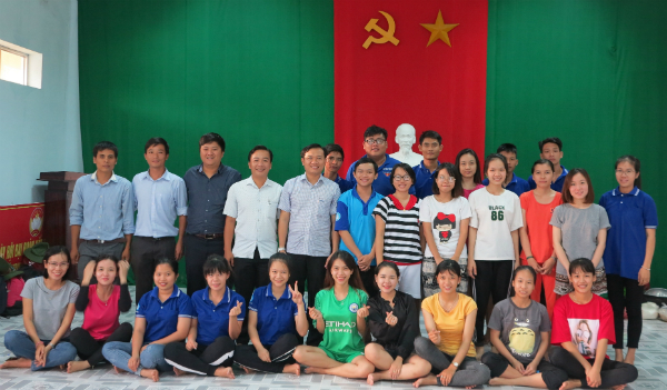  Bí thư Huyện ủy Đông Hòa Bùi Thanh Toàn chụp ảnh lưu niệm với các sinh viên tình nguyện.