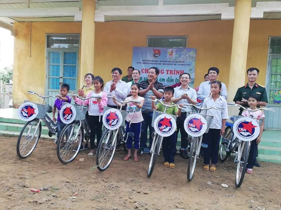 Các đơn vị tặng xe đạp cho các em thiếu nhi thôn Chư BLôi, xã Ea Bar.