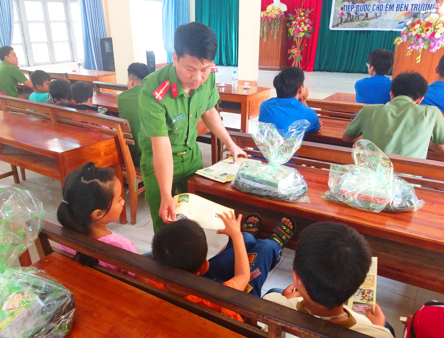 Tuyên truyền về phòng chống ma túy cho các em học sinh