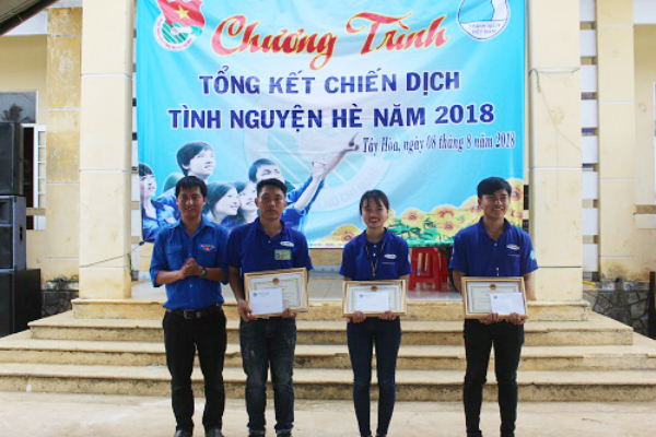 Trao giấy khen cho các tập thể, cá nhân có thành tích xuất sắc trong Chiến dịch tình nguyện hè năm 2018.