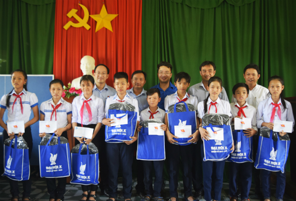 Lãnh đạo hai đơn vị trao quà cho các em học sinh có hoàn cảnh khó khăn đang học tại Trường trung học cơ sở Trần Kiệt, huyện Đông Hòa.