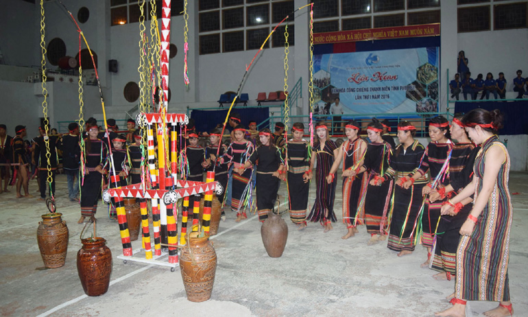 Nhờ mô hình “Bốn cùng cơ sở” mà nhiều chi đoàn thôn, buôn ở các xã của huyện Sơn Hòa duy trì được CLB Cồng chiêng để tham gia biểu diễn vào các ngày lễ hội.