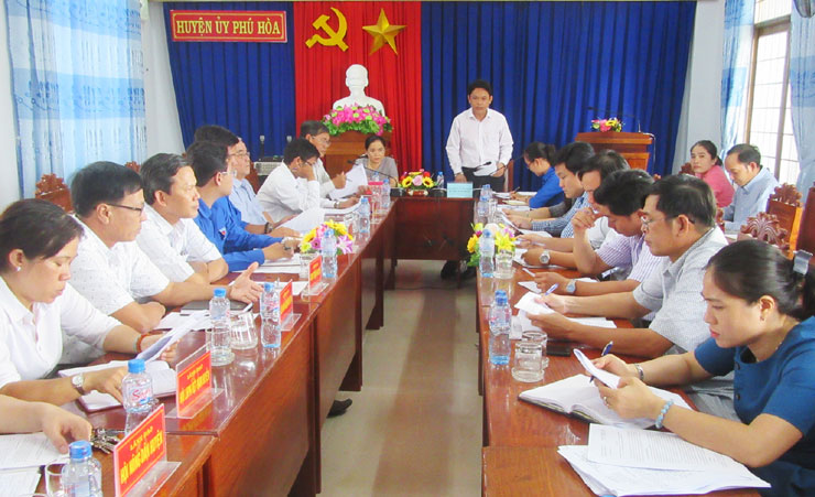 Tỉnh Đoàn Phú Yên tổ chức giám sát việc triển khai thực hiện quy chế cán bộ Đoàn tại Huyện ủy Phú Hòa.