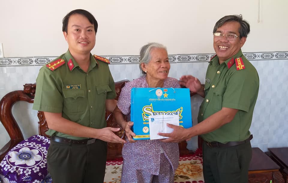 Tặng quà cho các gia đình chính sách ở xã Hoài Châu Bắc, huyện Hoài Nhơn, tỉnh Bình Định.