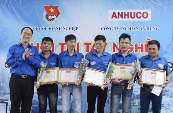 Đ/c Trần Minh Trí - Phó Bí thư Tỉnh Đoàn, Chủ tịch Hội Sinh viên tỉnh trao giải cho các thí sinh xuất sắc.