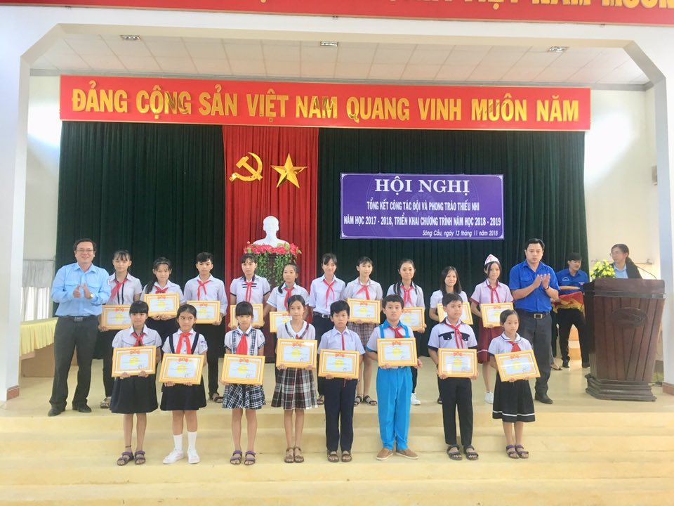 Khen thưởng các em đội viên xuất sắc năm học 2017 - 2018.