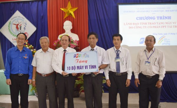 Đ/c Phan Đình Phùng - Tỉnh ủy viên, Phó Chủ tịch UBND tỉnh trao biểu trưng tặng máy vi tính cho Trường TH La Hai 1, huyện Đồng Xuân.