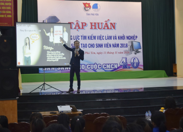 Quang cảnh tập huấn.