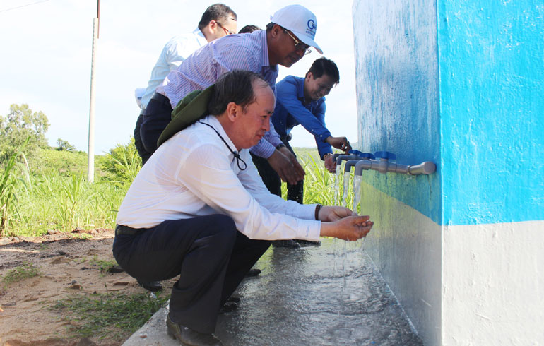 Lãnh đạo UBND tỉnh, Tỉnh đoàn, Hội Doanh nhân trẻ Phú Yên và Tổng Công ty Đối Tác Chân Thật dùng nước sinh hoạt tại hồ chứa công trình “nước sạch cho vùng hạn” ở thôn Tân Lập, xã An Mỹ.