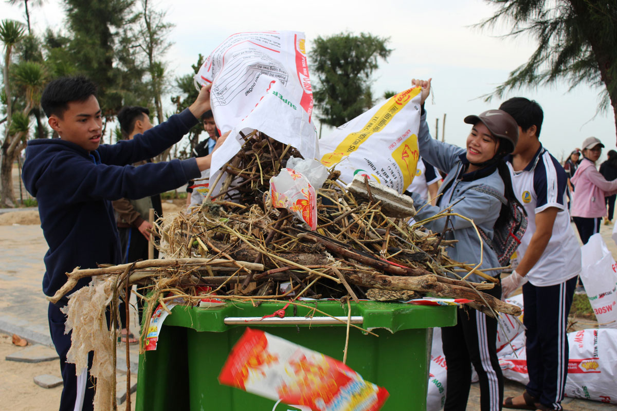 Học sinh, sinh viên Phú Yên làm vệ sinh môi trường tại bãi biển Tuy Hòa và thu gom rác đến nơi tập kết.